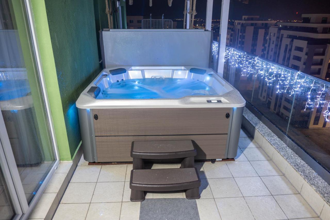 White Dream Penthouse With Jacuzzi Apartment Brasov Exterior photo